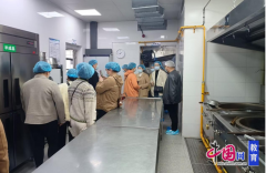 她用新鲜的案例敲响
